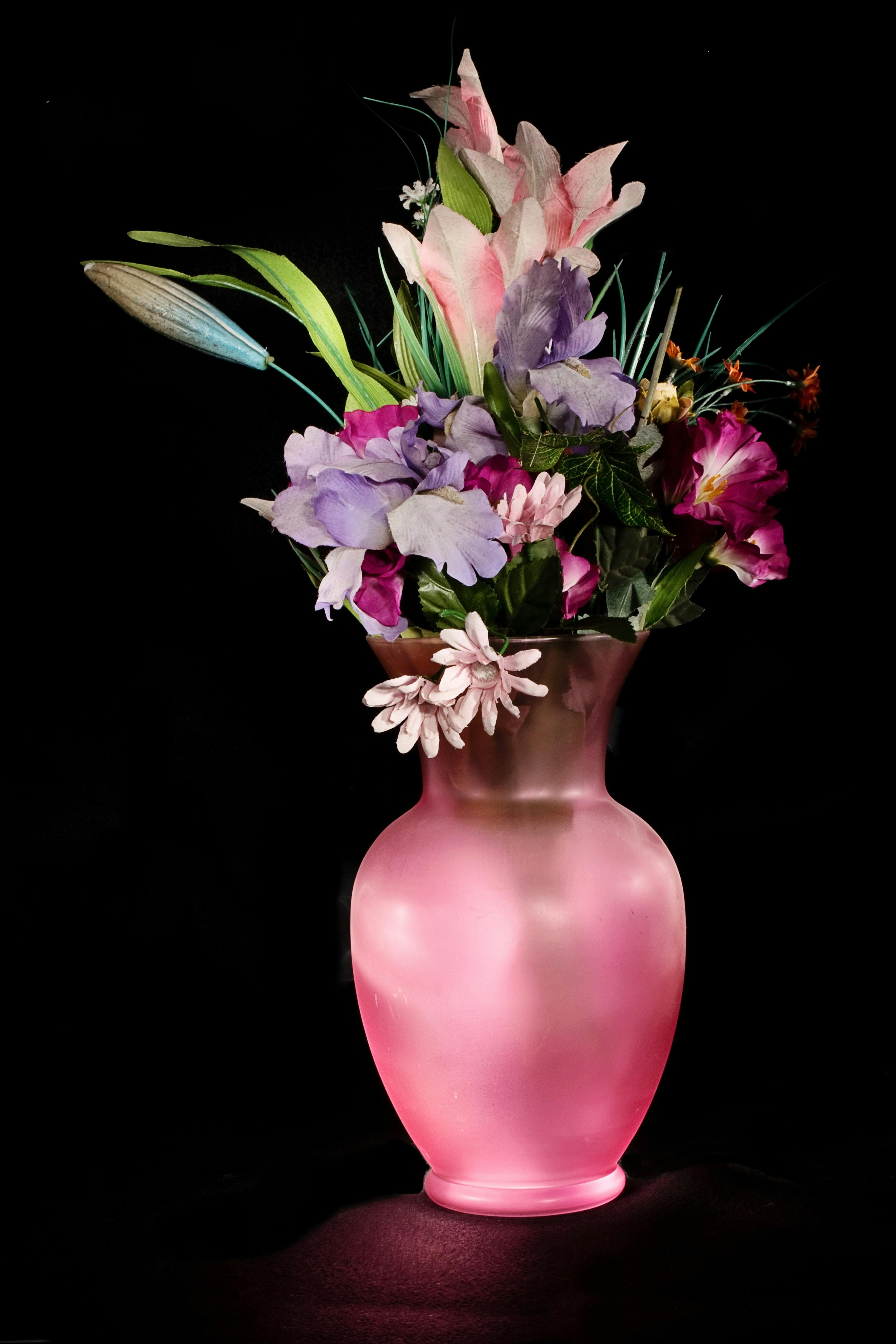 Gift-worthy vase with premium home styling